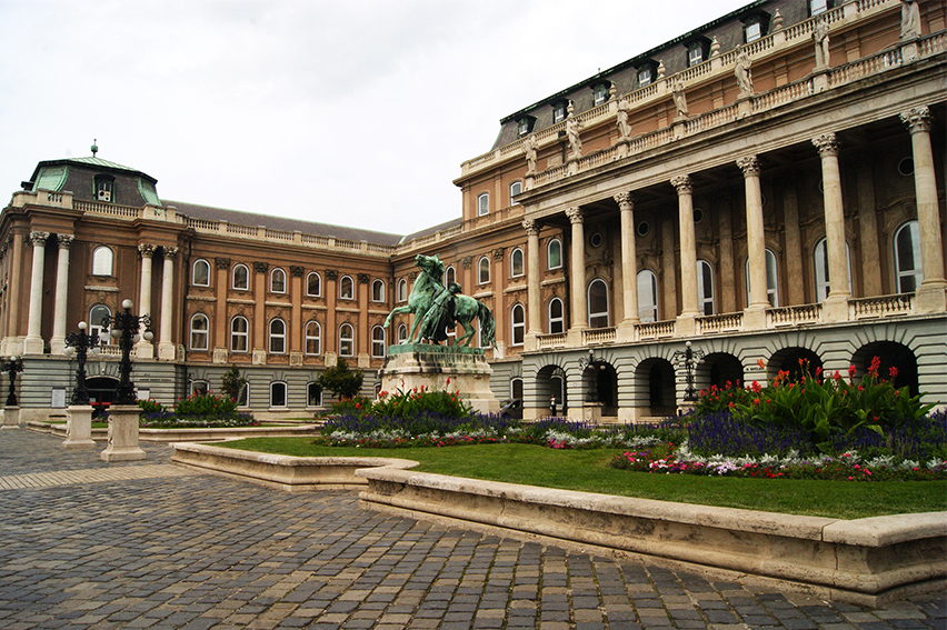 budapest-royal-palace-internal-courtyard-2
