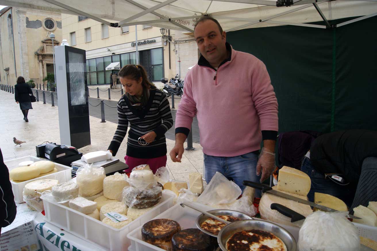 сыр на рынке в Сиракузах