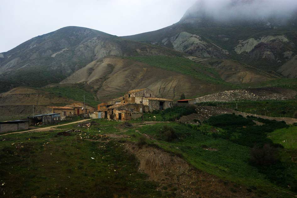 фермерский дом в горах сицилии